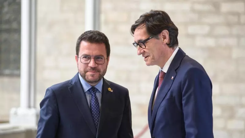 El president de la Generalitat, Pere Aragonés (izquierda), y el líder del PSC, Salvador Illa (derecha).