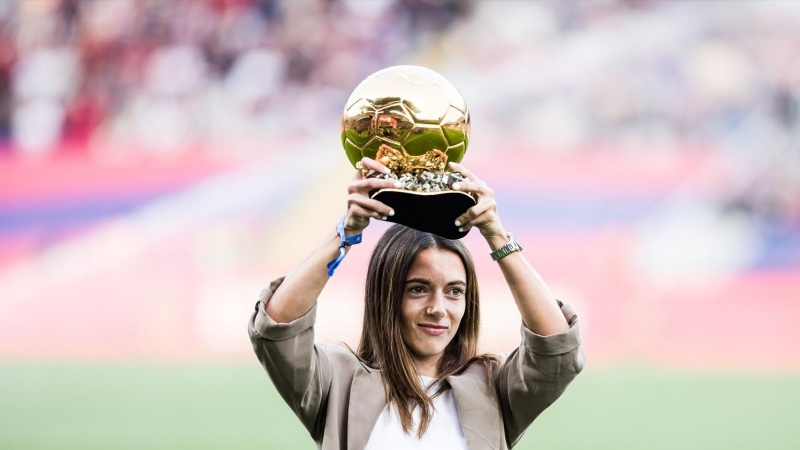 Aitana Bonmatí muestra el Balón de Oro en el Estadi Olimpic tras el partido contra el Deportivo Alavés, a 12 de noviembrede 2023.