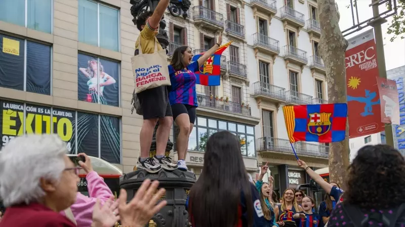 Varias personas celebran la victoria del FC Barcelona femenino en la Champions League, en la Rambla de Canaletas, a 3 de junio de 2023.