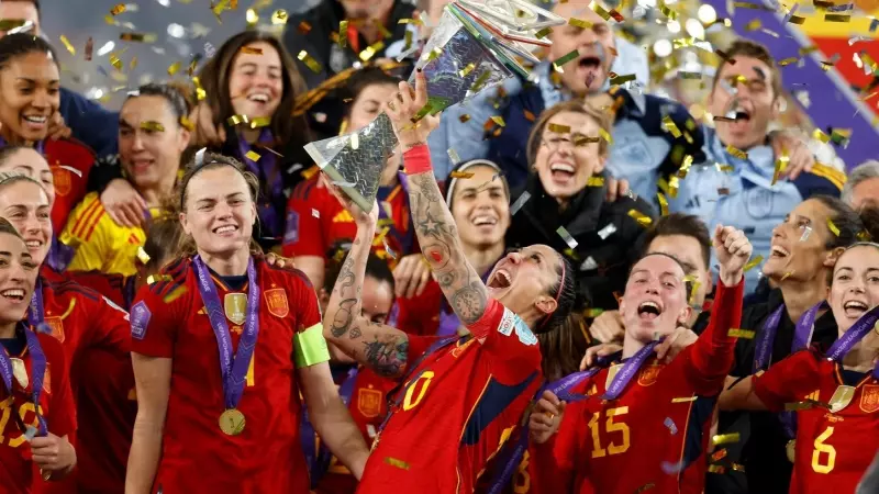 Las jugadoras españolas celebran en La Cartuja (Sevilla) el triunfo con el trofeo al finalizar la final de la Liga de Naciones Femenina, a 28 de febrero de 2024.  REUTERS/Marcelo Del Pozo