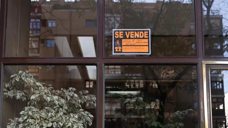 Un cartel de 'Se vende' pegado en un portal, en Madrid. E.P./Eduardo Parra