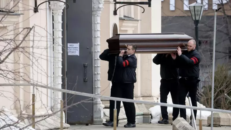 El féretro con los restos mortales del líder opositor ruso Alexéi Navalni es portado a hombros hasta la iglesia moscovita donde este viernes tendrá lugar su despedida, a 1 de marzo de 2024.