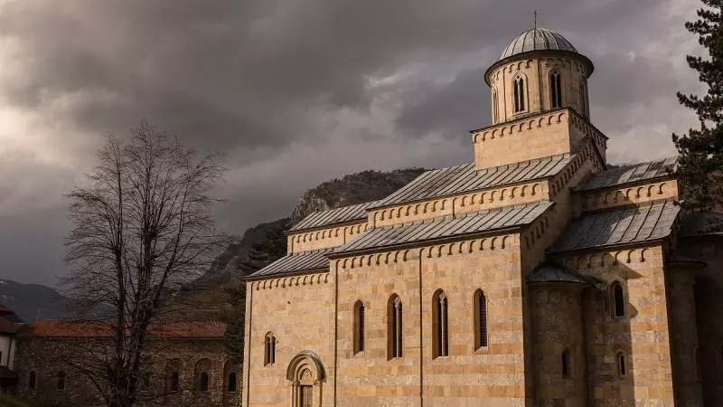 La iglesia ortodoxa de Visoki Dečani data del siglo XIV. Es uno de los lugares de culto del cristianismo ortodoxo en los Balcanes.