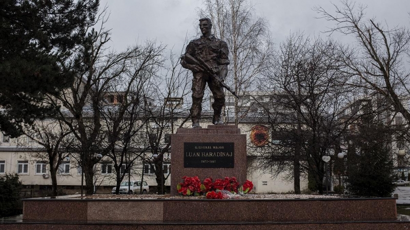 Monumento en honor a uno de los líderes del UKÇ, frente del antiguo edificio de la guerrilla en la localidad de Deçan, Kosovo.