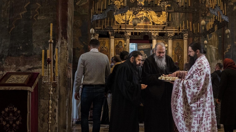 Una treintena de peregrinos y visitantes acuden a la misa ortodoxa que se celebra el domingo a las 8 de la mañana en Visoki Dečani. /