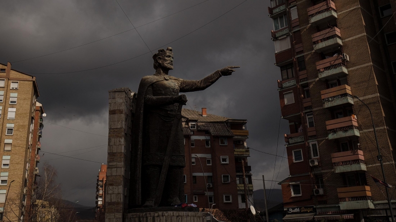Monumento en honor a Lazar Hrebeljanović, último zar serbio, en el Norte de Mitrovica, con un gesto que señala hacia la parte albanesa