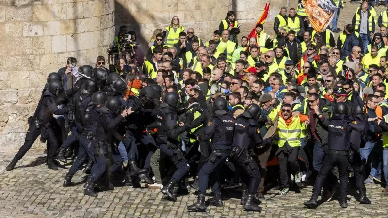 Los agricultores tratan de acceder a las Cortes de Aragón y rompen el cordón policial.