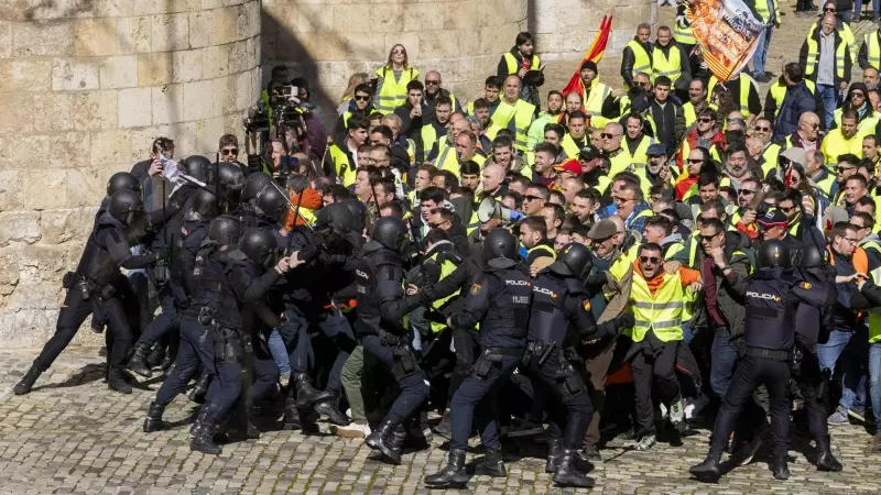 Los agricultores tratan de acceder a las Cortes de Aragón y rompen el cordón policial.