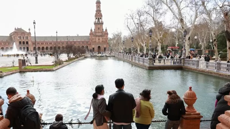 Turistas en la plaza de España de Sevilla el 26 de febrero pasado.