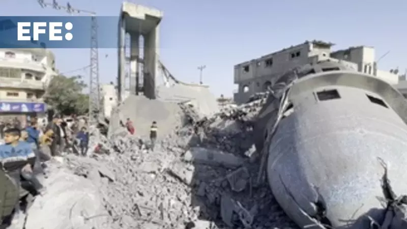 Una mezquita de Al Bokhari, destruida tras un ataque aéreo israelí