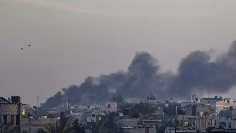 El humo se eleva tras un ataque aéreo israelí durante una operación militar en Khan Yunis, en el sur de la Franja de Gaza, el 1 de marzo de 2024.