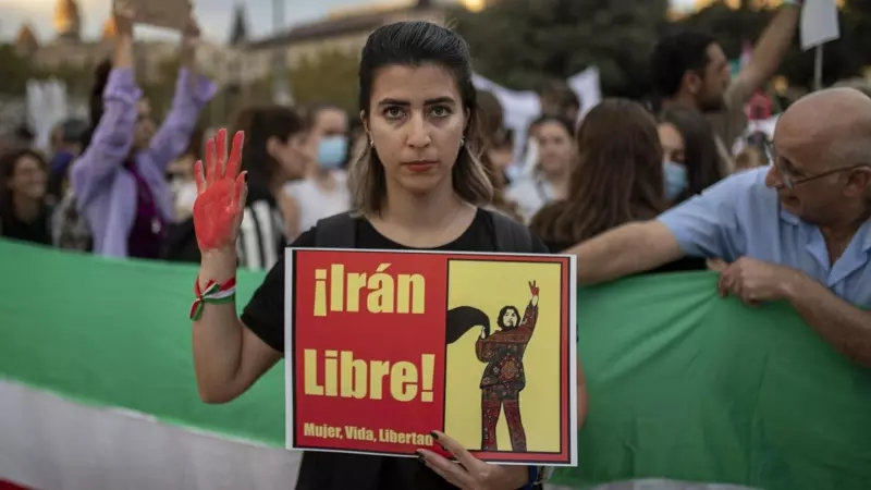 Una joven sujeta un cartel en el que pone el estribillo de la canción de 'Mujer, vida, libertad' de Hajipour, durante la manifestación en Barcelona contra el régimen Iraní tras la muerte de Mahsa Amini, el 15 de octubre de 2022, en Barcelona (España).