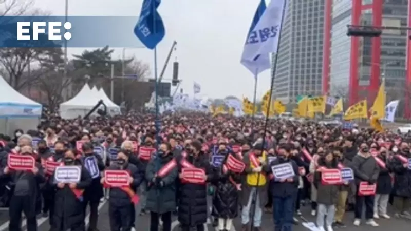 Miles de médicos se manifiestan en Seúl contra el plan del Gobierno