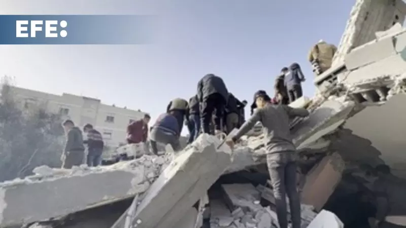 Palestinos buscan desaparecidos bajo los escombros tras ataque aéreo israelí que dejó al menos 14 muertos