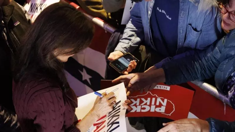 Nikki Haley firma un cartel de campaña durante una parada de campaña en Needham, Massachusetts, EEUU, el 02 de marzo de 2024.