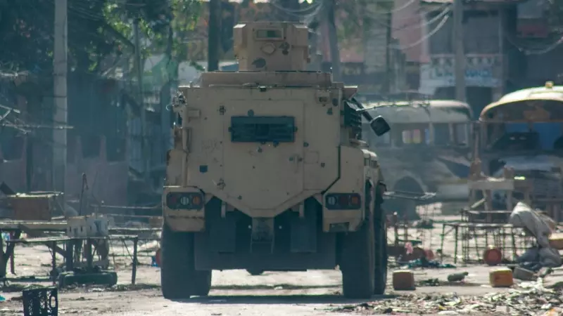 Un carro blindado circula durante los actos de saqueo en el centro de la ciudad, el 2 de marzo de 2024 en Puerto Príncipe (Haití).