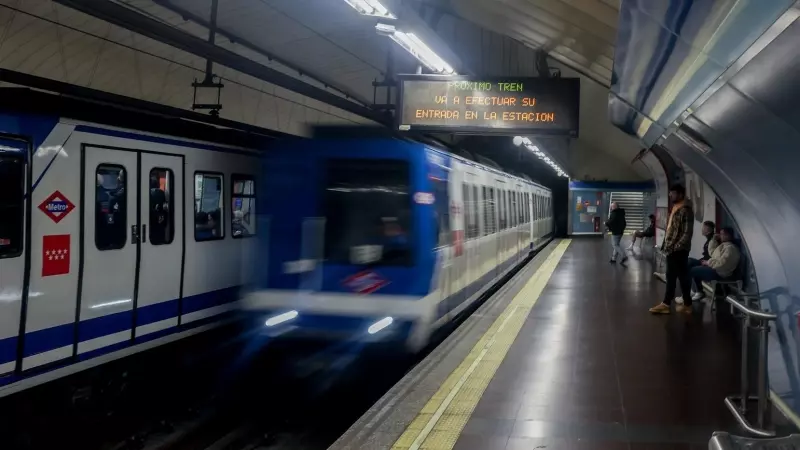 Un tren entrando en una estación de Metro en Madrid (España).