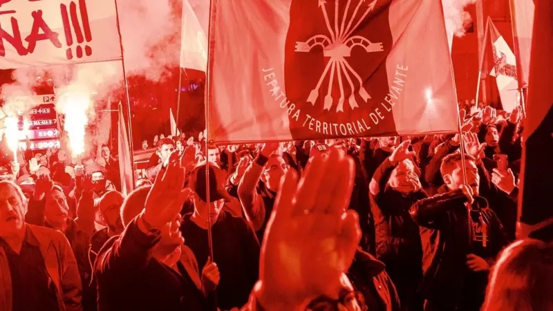 Decenas de personas haciendo el saludo fascista, durante una manifestación convocada por la Falange Española de las JONS, a 18 de noviembre de 2023, en Madrid.