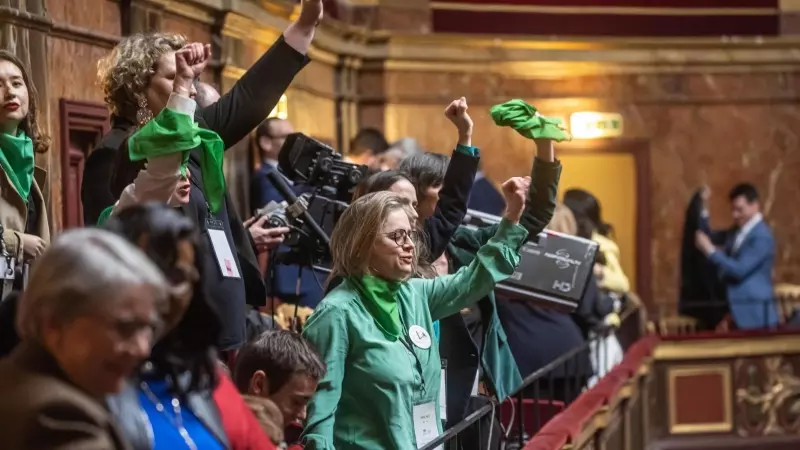 Un grupo de activistas feministas celebra en el Palacio de Versalles el resultado de la votación.