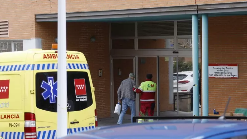 Una ambulancia a la entrada de la residencia de mayores de San Sebastián de los Reyes (Madrid).