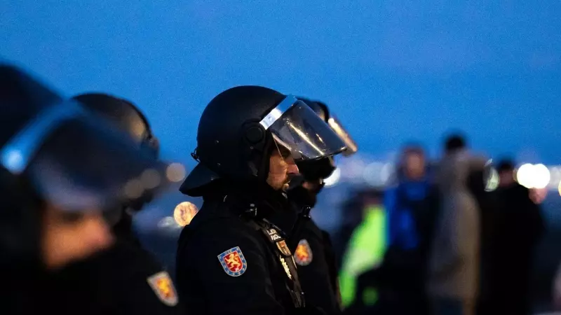 05/03/2024 La policía carga contra algunos manifestantes que querían bloquear la carretera a 10 de febrero de 2024, en Madrid.