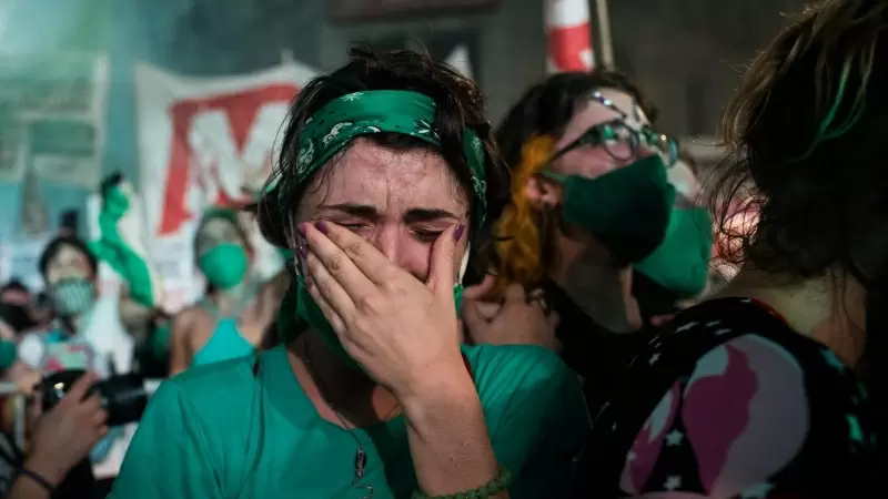 Una mujer celebra la legalización y despenalización del aborto en Argentina, el 30 de diciembre de 2020.