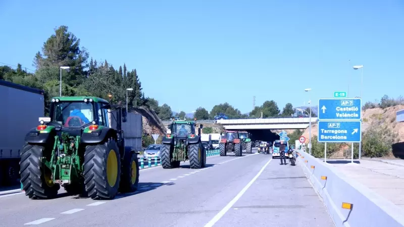 Tractors entrant a l'autopista AP-7 a l'Ampolla