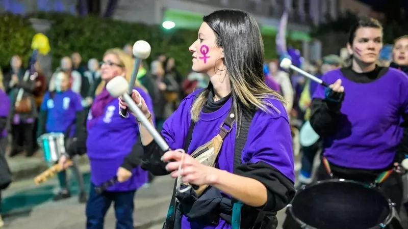 Varias mujeres tocan tambores durante una manifestación convocada por la Plataforma Feminista Guadalajara por el 8M, Día Internacional de la Mujer, en Guadalajara, Castilla La-Mancha (España).