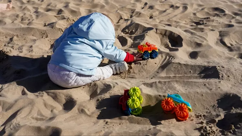 Un niño juega con sus regalos de Reyes en València.