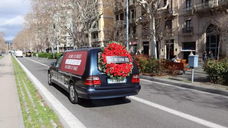 Un dels cotxes fúnebres de la campanya 'Dalt del cotxe, 0'0'
