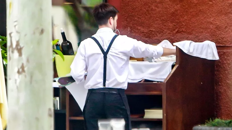 Un camarero, en un restaurante de Madrid.
