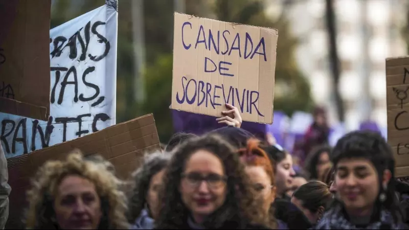 08/03/2024.- Grupos de mujeres participan en la manifestación convocada con motivo del 8M 'Día Internacional de la Mujer' este viernes, en Córdoba.