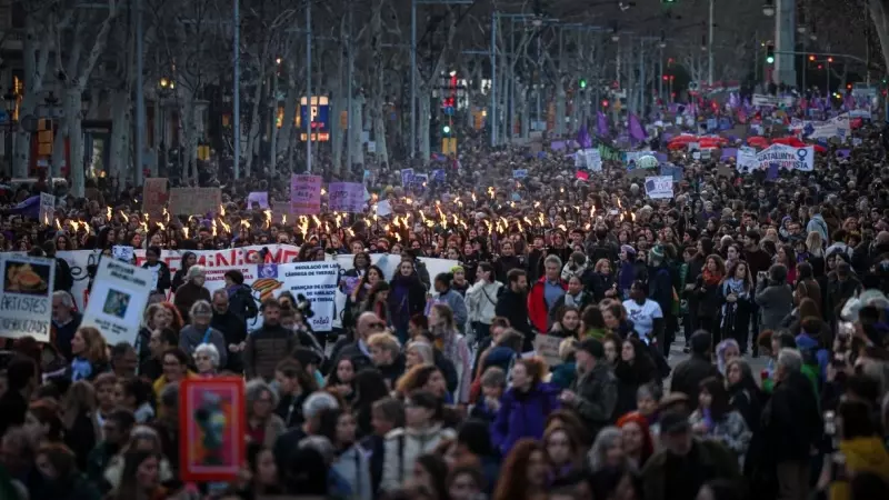 08/03/2024 - Panoràmica de la manifestació unitària d'aquest 8-M del 2024 a Barcelona.