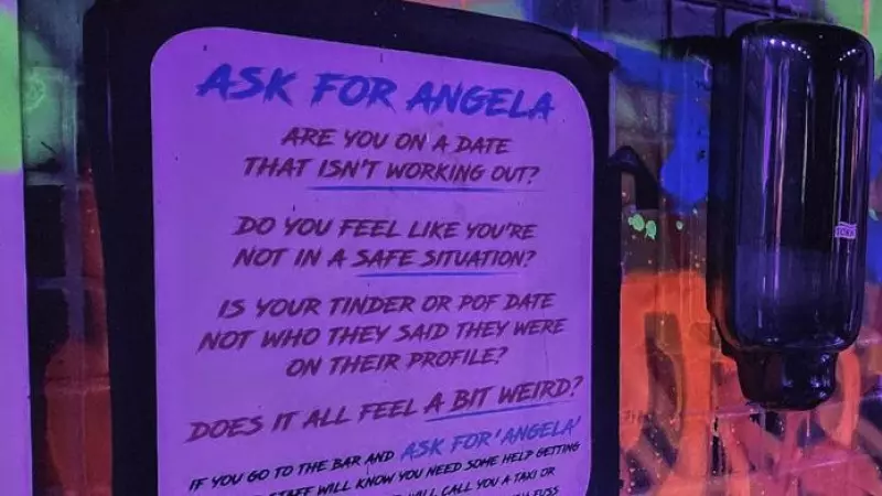Fotografía del cartel de la iniciativa 'Ask for Angela' en un bar de Londres.
