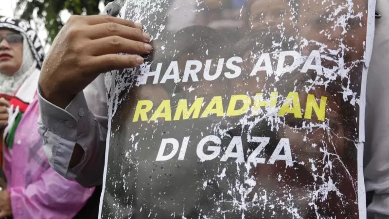 Una persona sostiene un cartel en el que se lee 'Debe haber Ramadán en Gaza' durante una manifestación de apoyo a los palestinos frente a la embajada de Estados Unidos en Yakarta (Indonesia), el 09 de marzo de 2024.