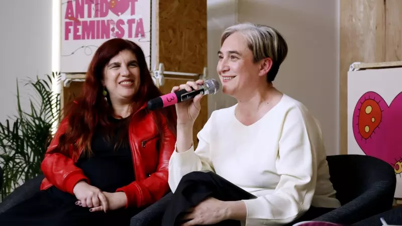 La periodista Luciana Peker i Ada Colau en la jornada d'aliances feministes per combatre l'extrema dreta.