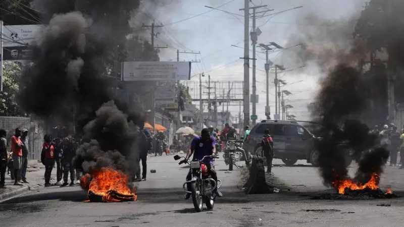 Un hombre pasa junto a una barricada en llamas durante una protesta en Puerto Príncipe (Haití) el 7 de marzo de 2024.