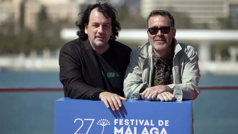 Los directores Isaki Lacuesta (i) y Pol Rodríguez (d) posan para los fotógrafos durante el photocall de la película 'Segundo premio', en el 27 Festival de Málaga.