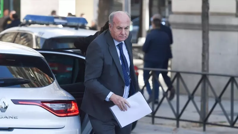 El juez Manuel García Castellón sale de un vehículo para entrar en la Audiencia Nacional, a 20 de febrero de 2024, en Madrid (España).