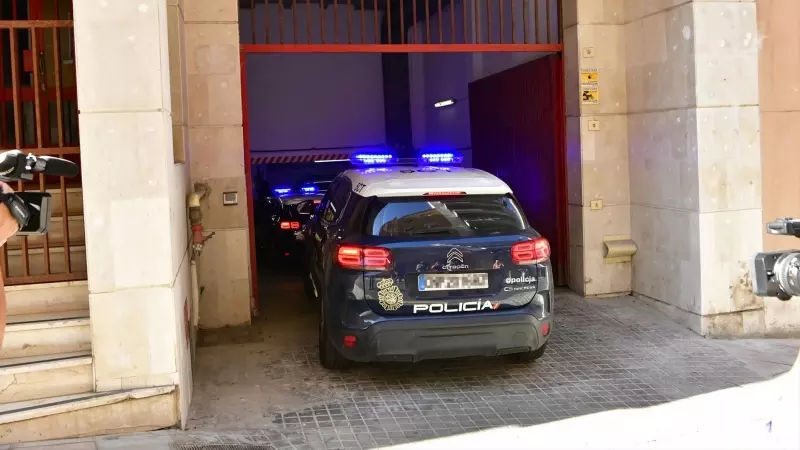 Imagen de archivo de un un vehículo de Policía Nacional entra al Juzgado de Menores Número 1 de Ceuta.