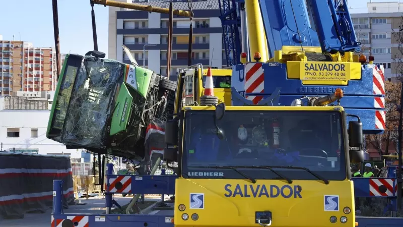 11/3/24 - Momento de la recuperación del autobús urbano de la línea L10 que se ha precipitado por el agujero de las obras de un aparcamiento en la avenida Sant Ildefons de Esplugues de Llobregat (Barcelona),