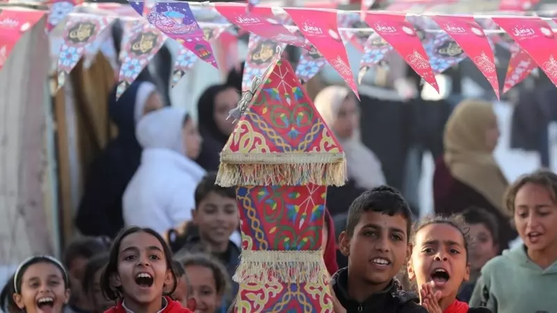 Niños palestinos decoran las tiendas de campaña para el inicio del Ramadán.