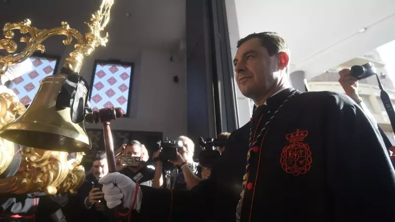 El presidente de la Junta de Andalucía, Juanma Moreno hace la llamada para empezar la estación de penitencia del Santísimo Cristo de la Exaltación a 5 de abril de 2023 en Málaga, (Andalucía, España).