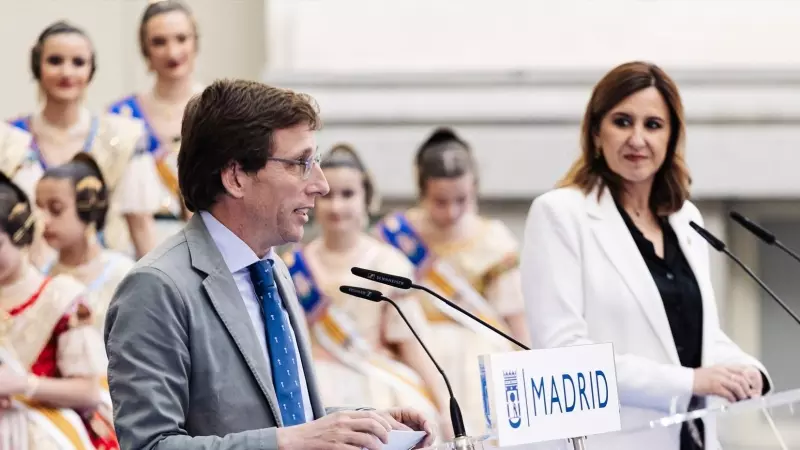 El alcalde de Madrid, José Luis Martínez-Almeida, y la alcaldesa de Valencia, María José Catalá, intervienen antes de la mascletà madrileña, en el Palacio de Cibeles, a 18 de febrero de 2024, en Madrid