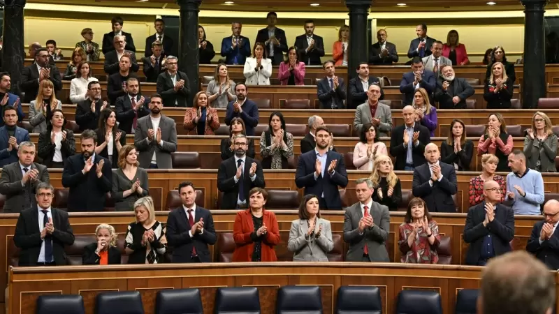 El portavoz del PSOE, Patxi López (i-abajo), entre otros, aplaude tras guardar un minuto de silencio en memoria de las víctimas del 11-M al inicio del pleno del Congreso que debate y vota, este martes, una moción consecuencia de interpelación del PP que p