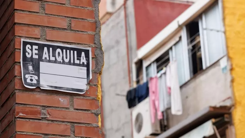 Un cartel de 'Se Alquila' en un barrio de Madrid. E.P./Eduardo Parra