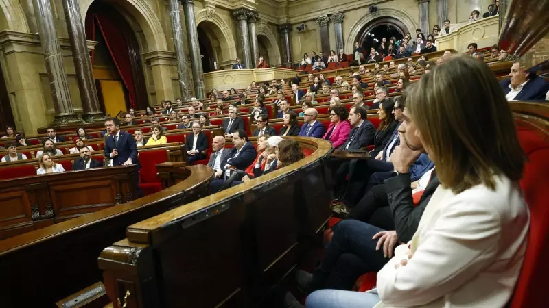 El presidente de la Generalitat, Pere Aragonès (i), interviene tras la votación en el Parlamento de Cataluña en la que se ha tumbado los presupuestos de la Generalitat este 13 de marzo de 2024.