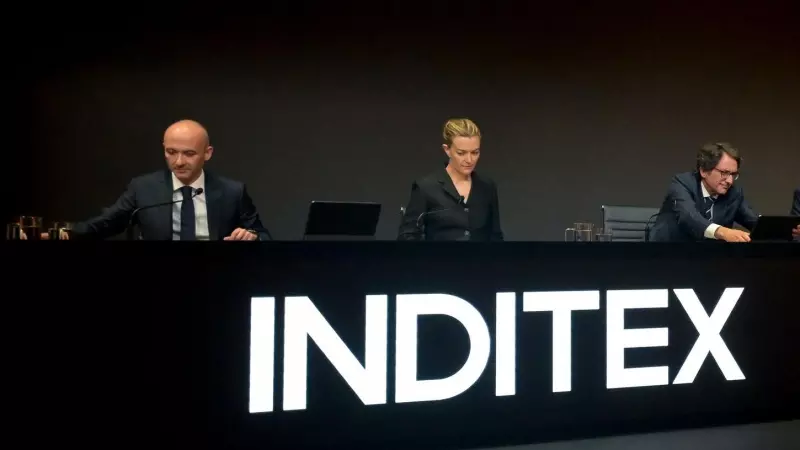 La presidenta de Inditex, Marta Ortega (c), y el consejero delegado de la multinacional textil, Óscar García Maceiras (i), durante la última junta de accionistas del grupo, en  Arteixo (A Coruña).