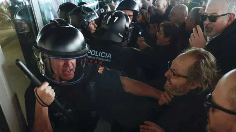 Mossos antiavalots carreguen contra els funcionaris de presons a la porta d'entrada al Departament de Justícia