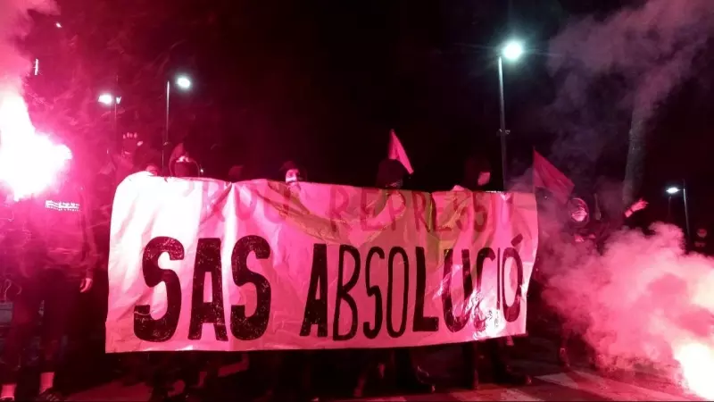 Una pancarta demana l'absolució d'Adrian Sas, en una protesta a Vilafranca del Penedès, en una imatge d'arxiu